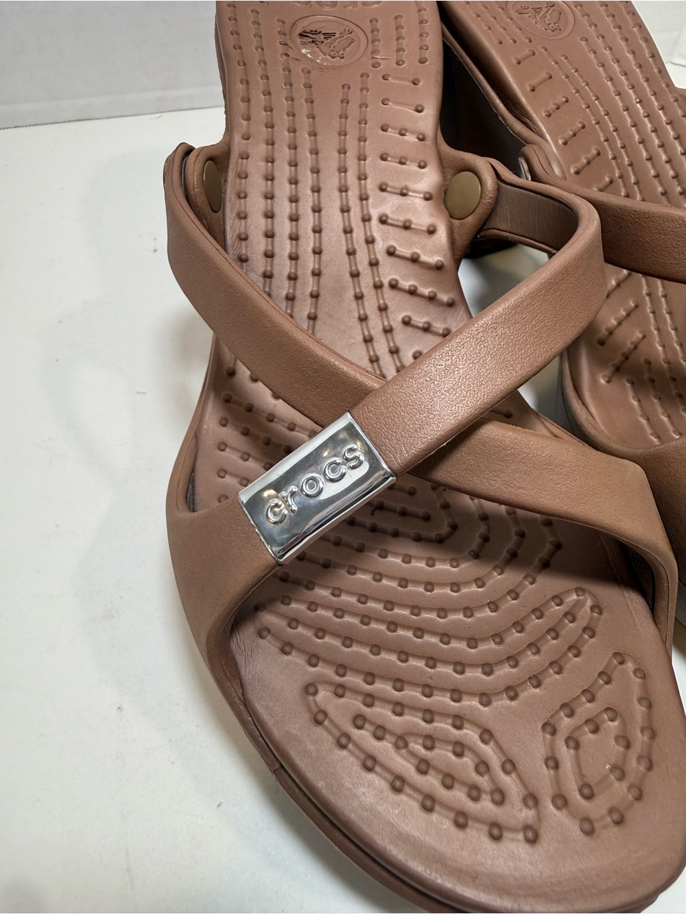 Crocs Womens W8 Brown Wedge Sandals Criss Cross Straps Slip On Comfort Heels - Picture 6 of 8